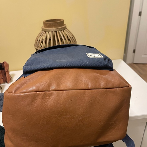 Herschel Full Size Backpack Like New - Picture 2 of 3